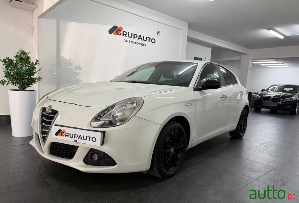 2011' Alfa Romeo Giulietta photo #4