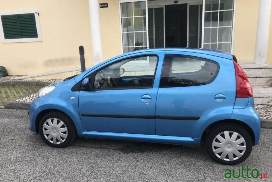 2006' Peugeot 107 1.0 Trendy 2 Tronic photo #1