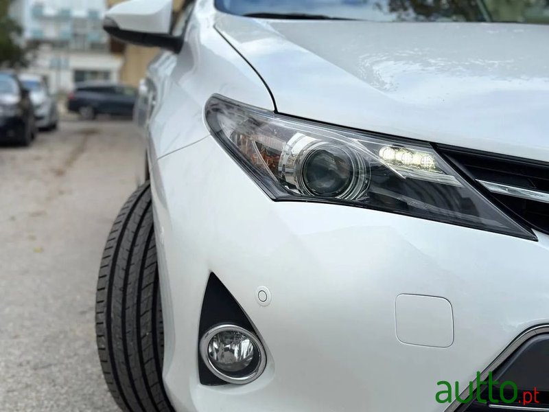 2015' Toyota Auris Touring Sports photo #4