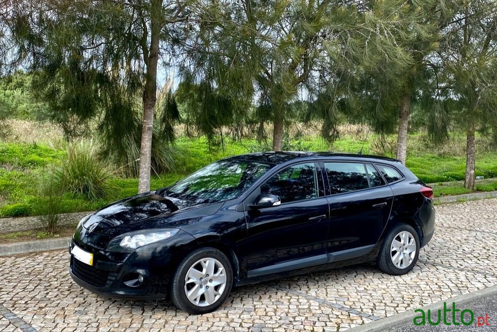 2011' Renault Megane Sport Tourer photo #1