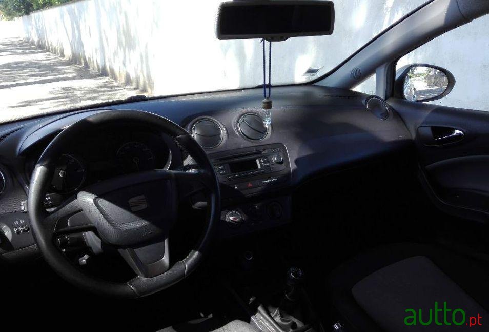 2013' SEAT Ibiza photo #2