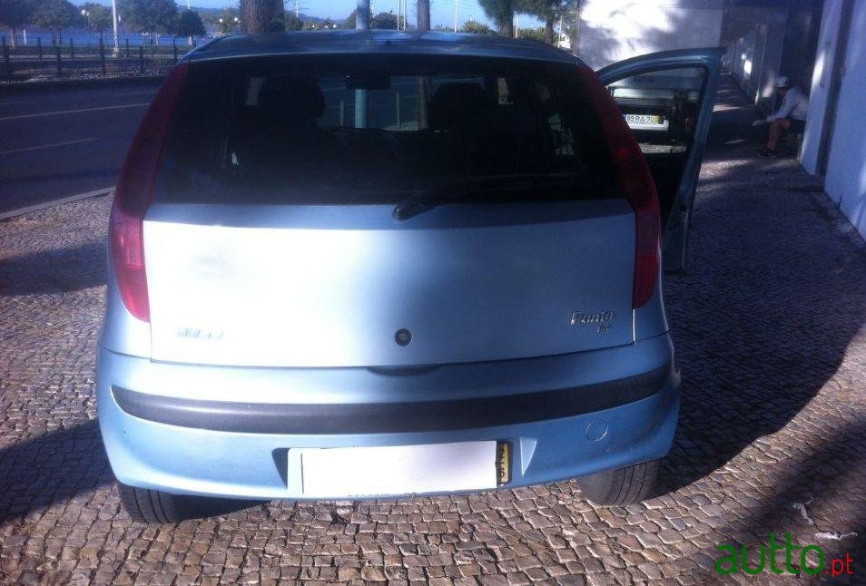 2002' Fiat Punto 5 Portas photo #2