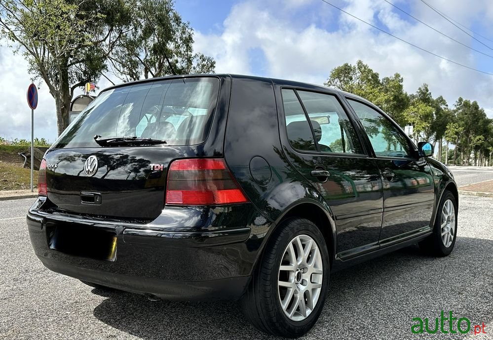 2003' Volkswagen Golf photo #5