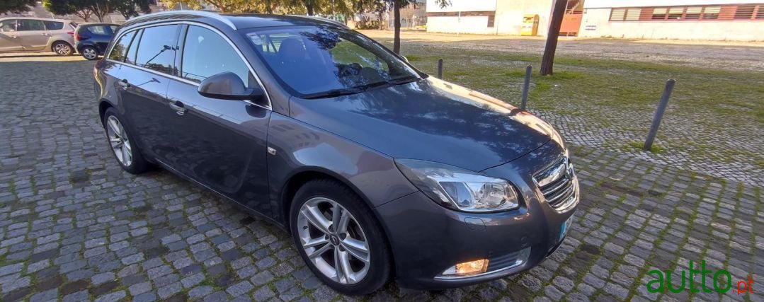 2011' Opel Insignia Sports Tourer photo #2