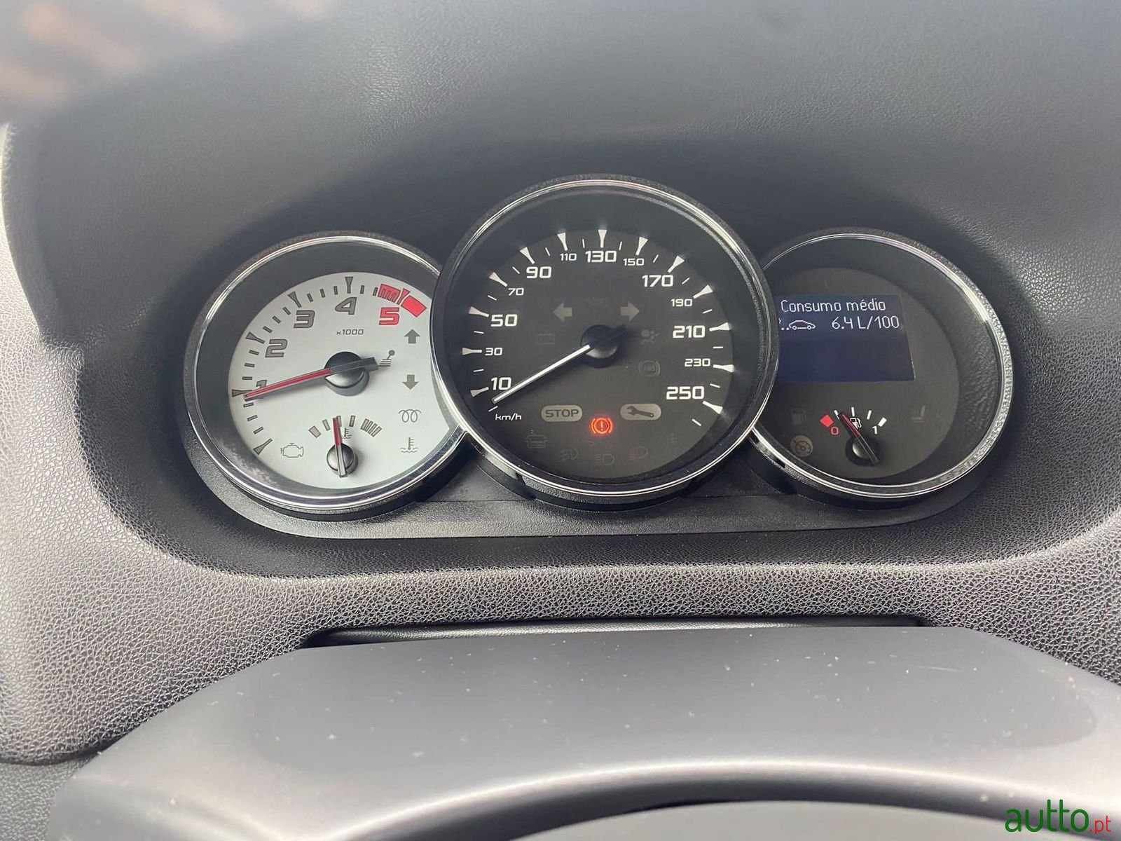 2011' Renault Megane Sport Tourer photo #2