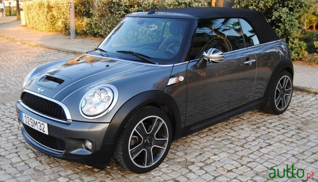 2010' MINI Cabrio photo #4