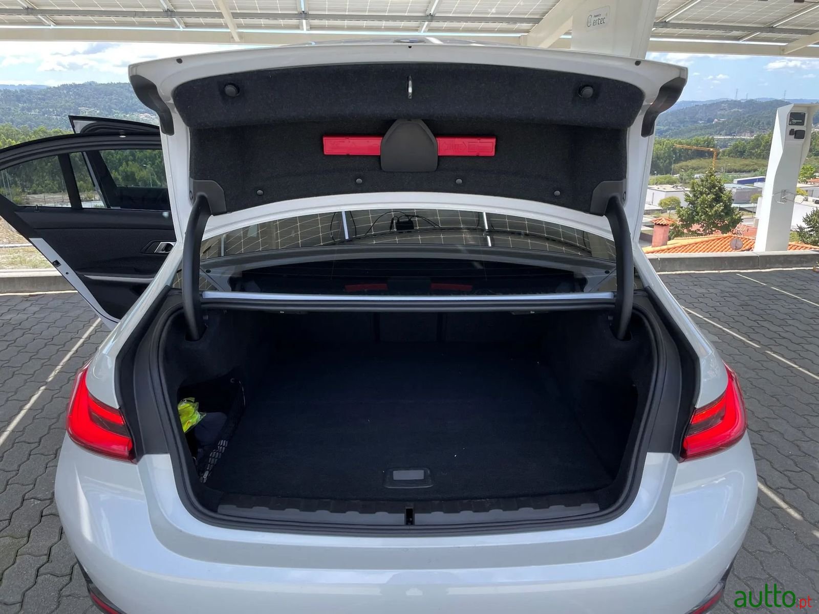 2019' BMW 330 photo #6