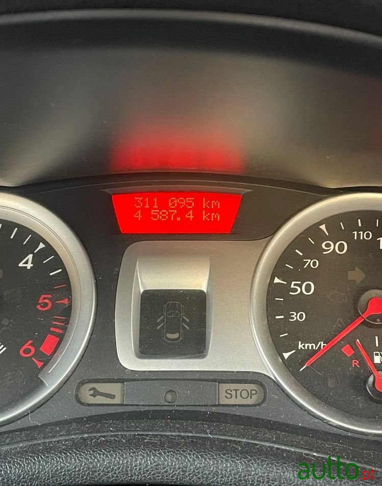 2011' Renault Clio photo #4