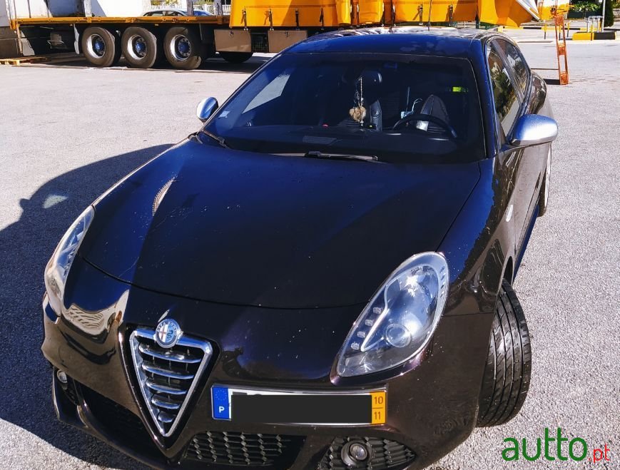 2010' Alfa Romeo Giulietta photo #1