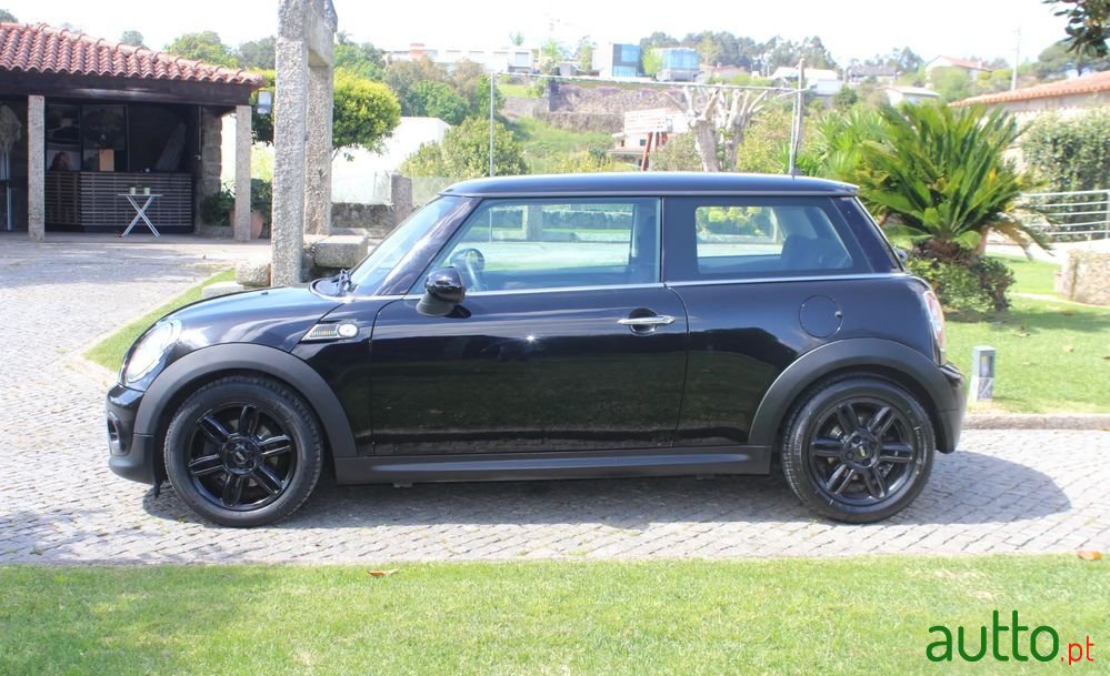 2013' MINI Cooper D photo #2