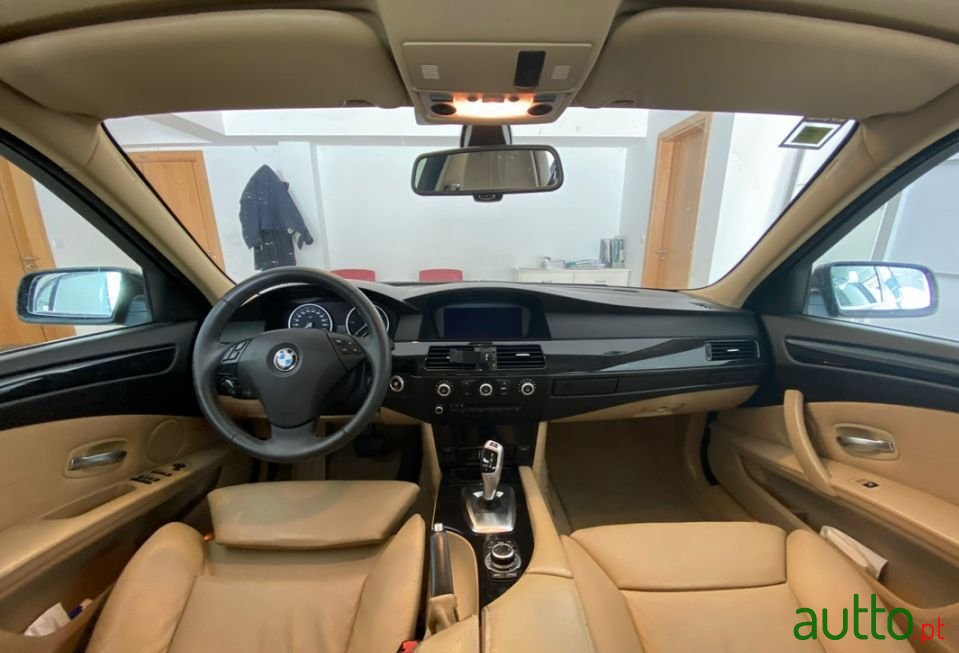 2009' BMW 520 photo #5