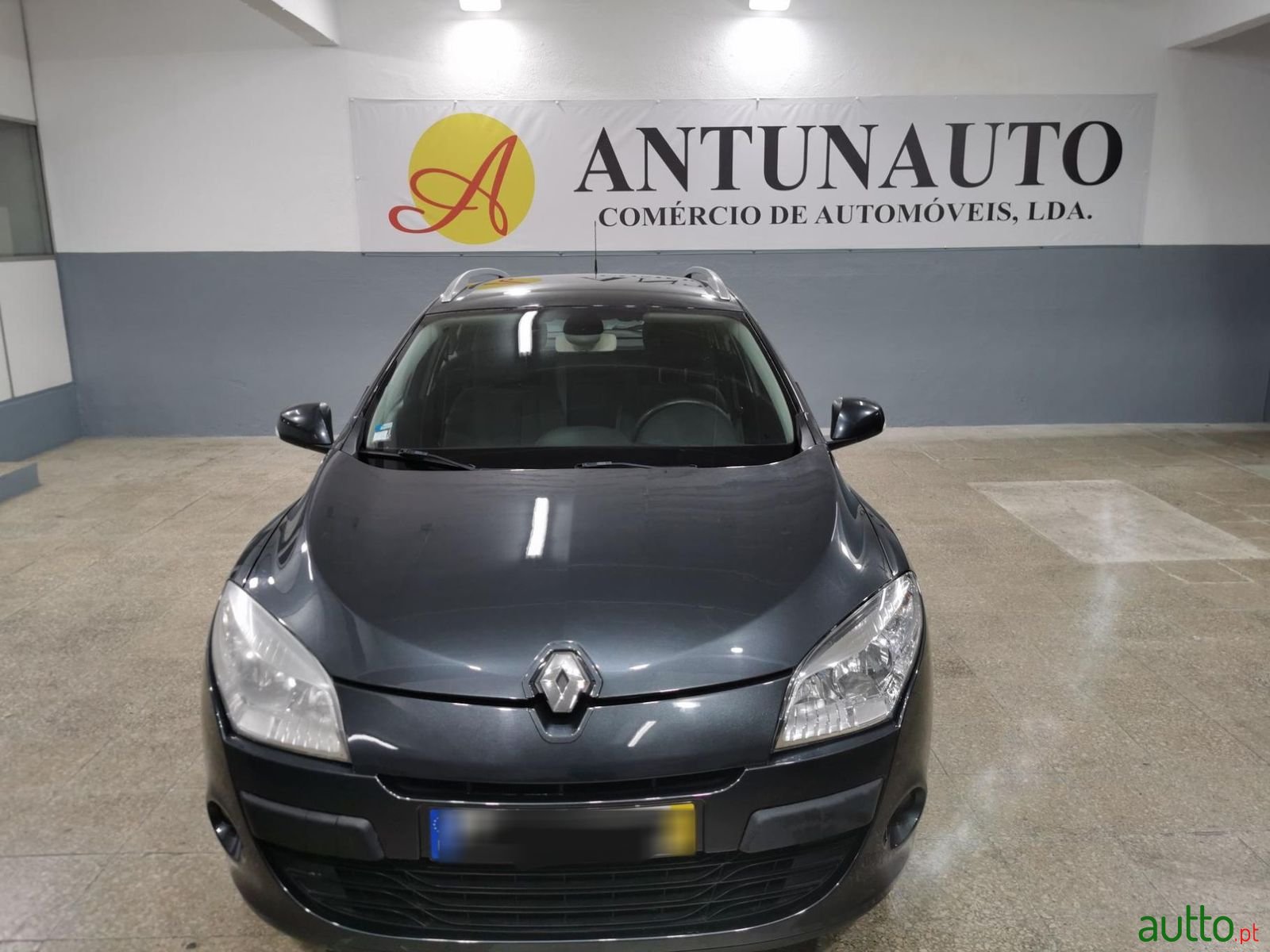 2010' Renault Megane Break photo #2