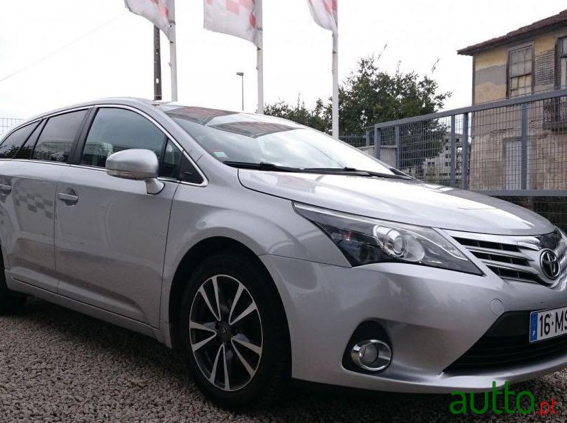 2012' Toyota Avensis photo #2