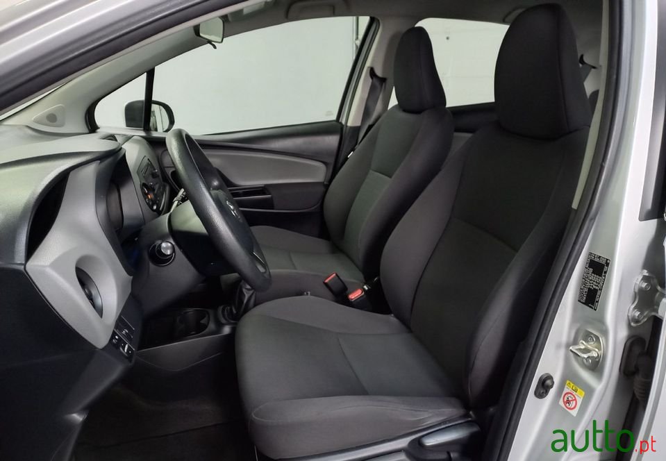 2017' Toyota Yaris photo #6