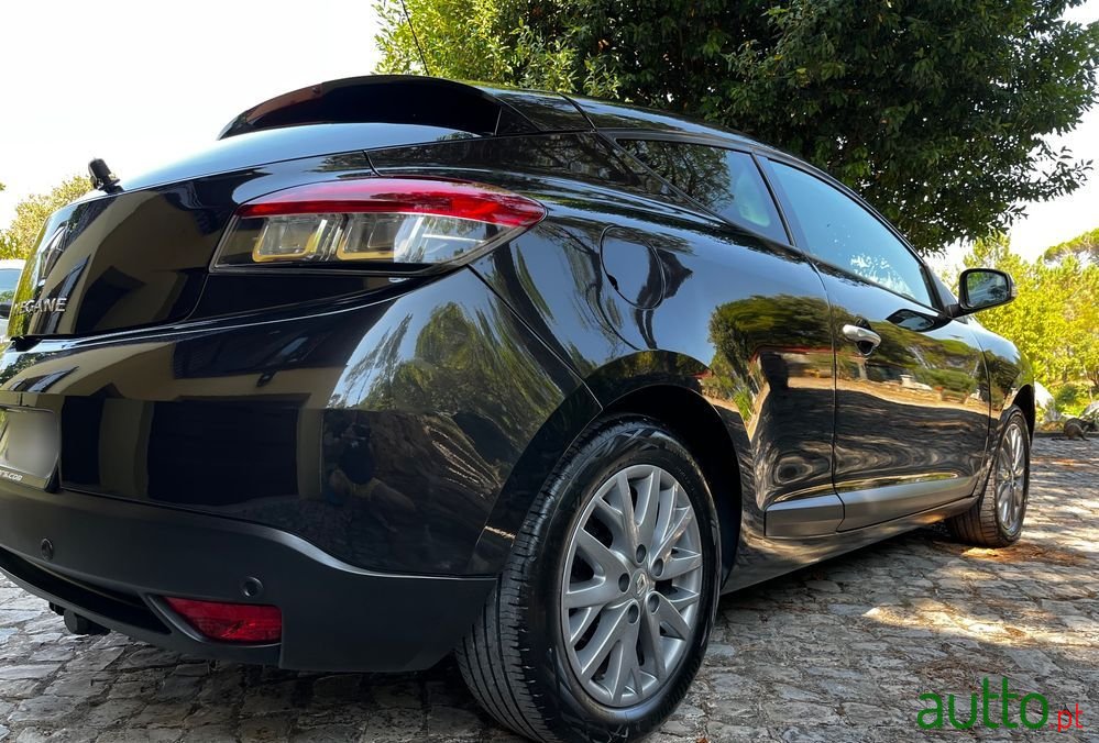 2010' Renault Megane photo #2