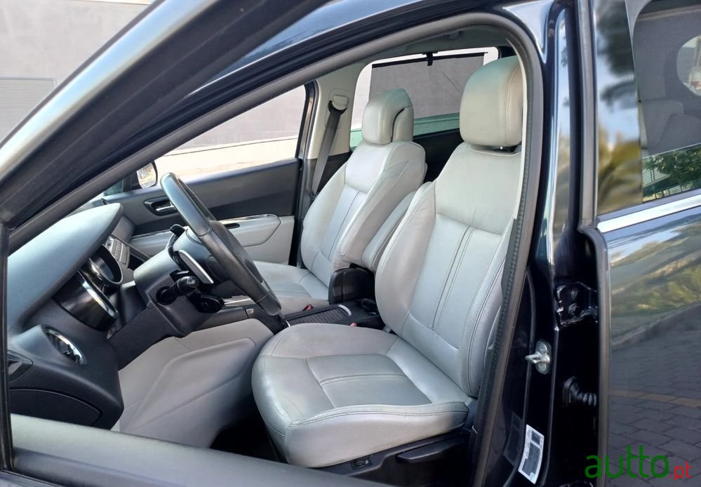 2012' Peugeot 5008 photo #3