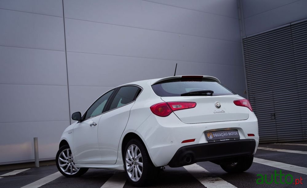 2013' Alfa Romeo Giulietta photo #3