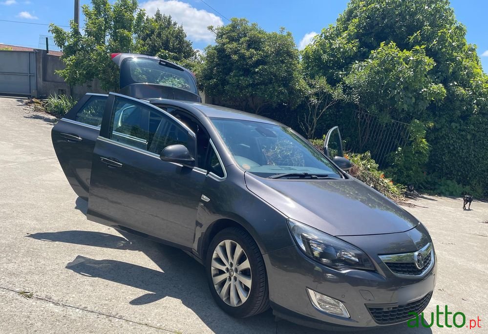 2011' Opel Astra 1.6 Cosmo photo #1