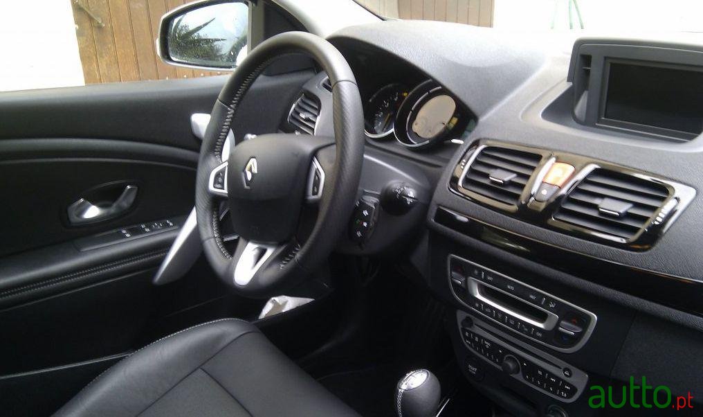 2011' Renault Megane photo #3