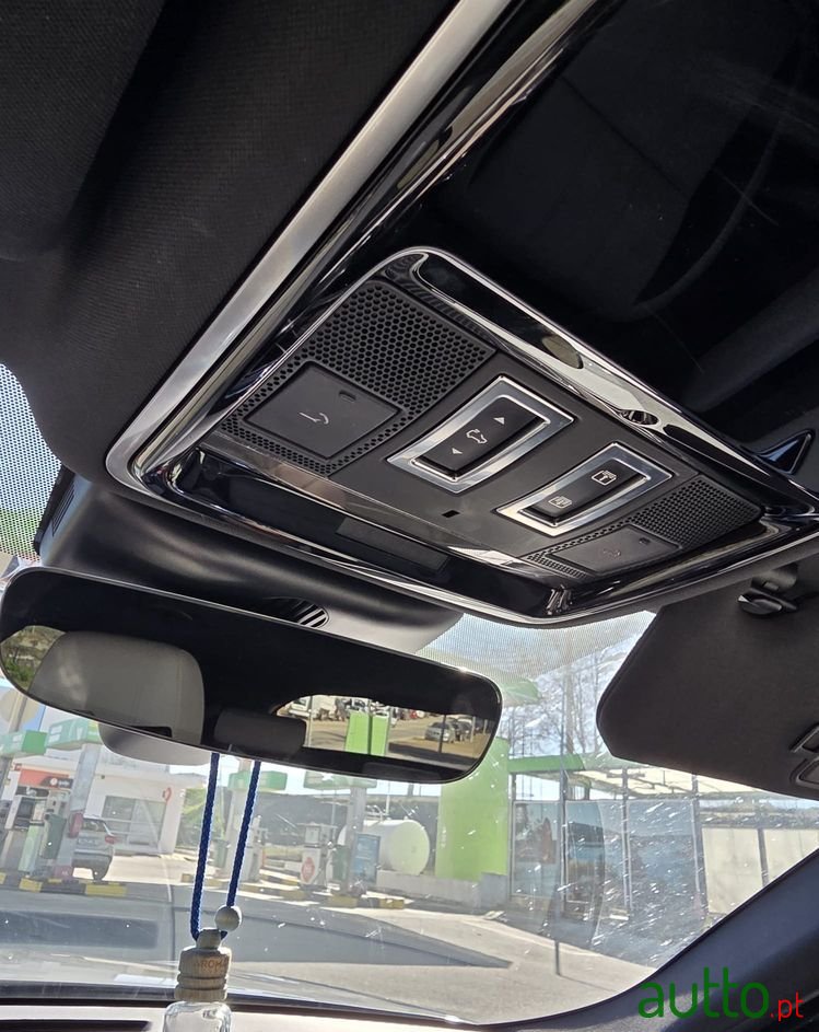 2018' Land Rover Range Rover Velar photo #5