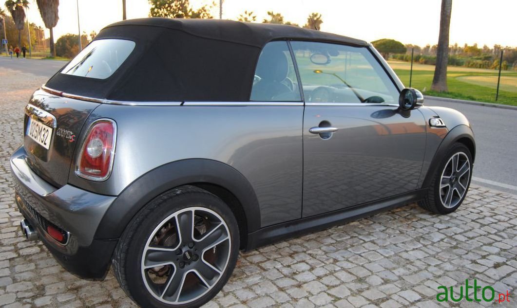 2010' MINI Cabrio photo #3