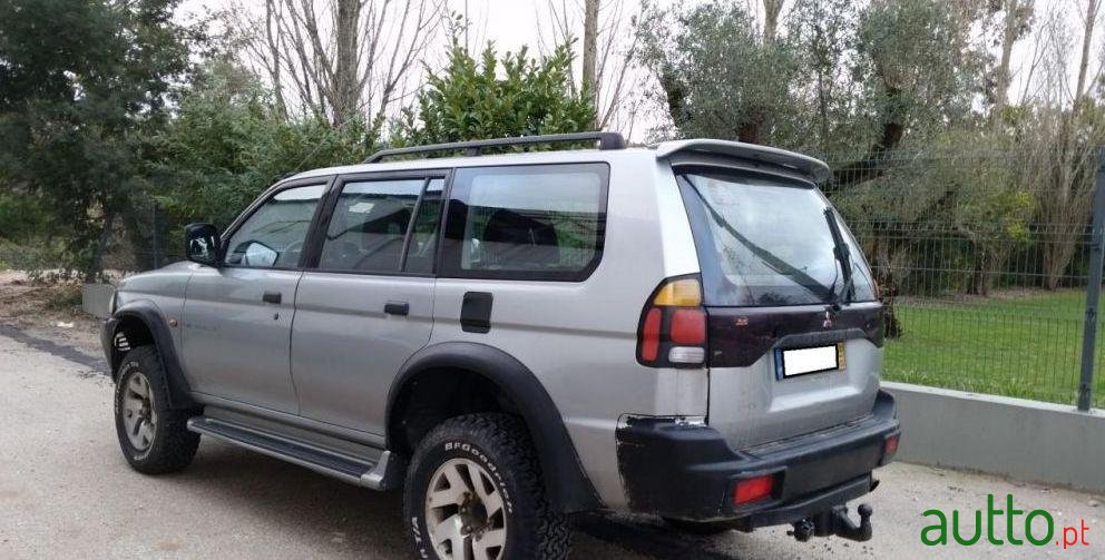 2000' Mitsubishi Pajero Sportwagon photo #1