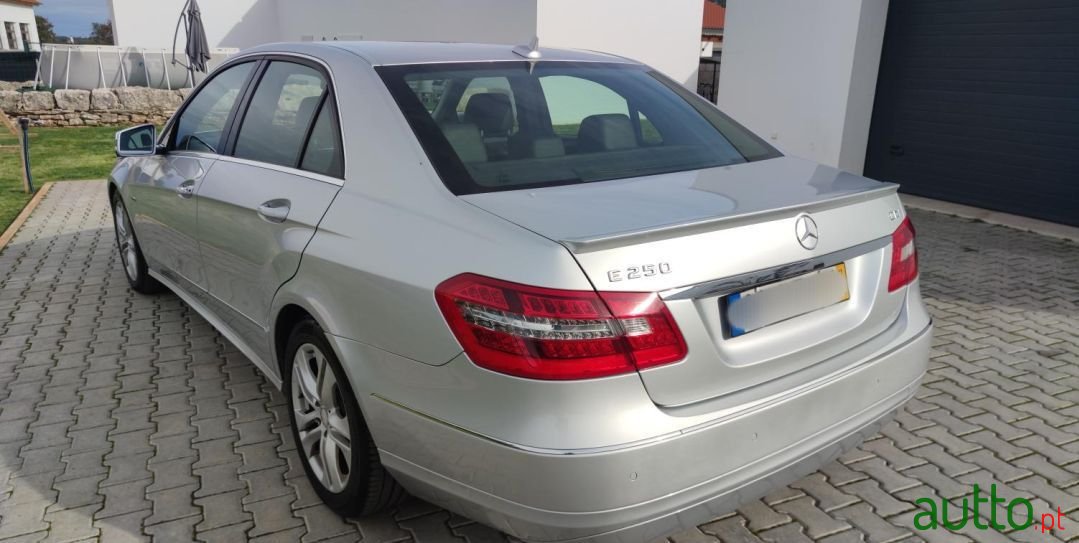 2011' Mercedes-Benz E-250 photo #4