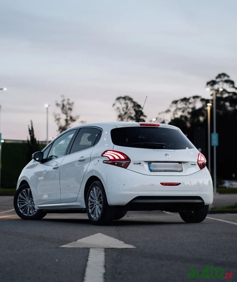 2015' Peugeot 208 1.6 Bluehdi Allure photo #2
