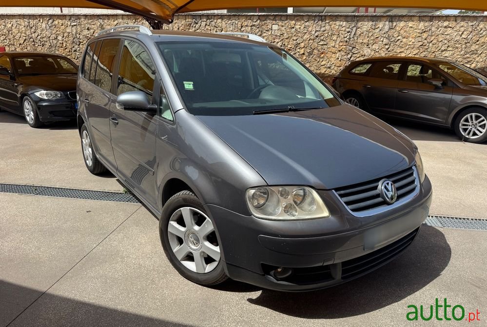 2005' Volkswagen Touran photo #2