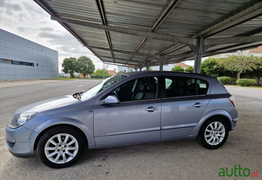 2004' Opel Astra photo #1