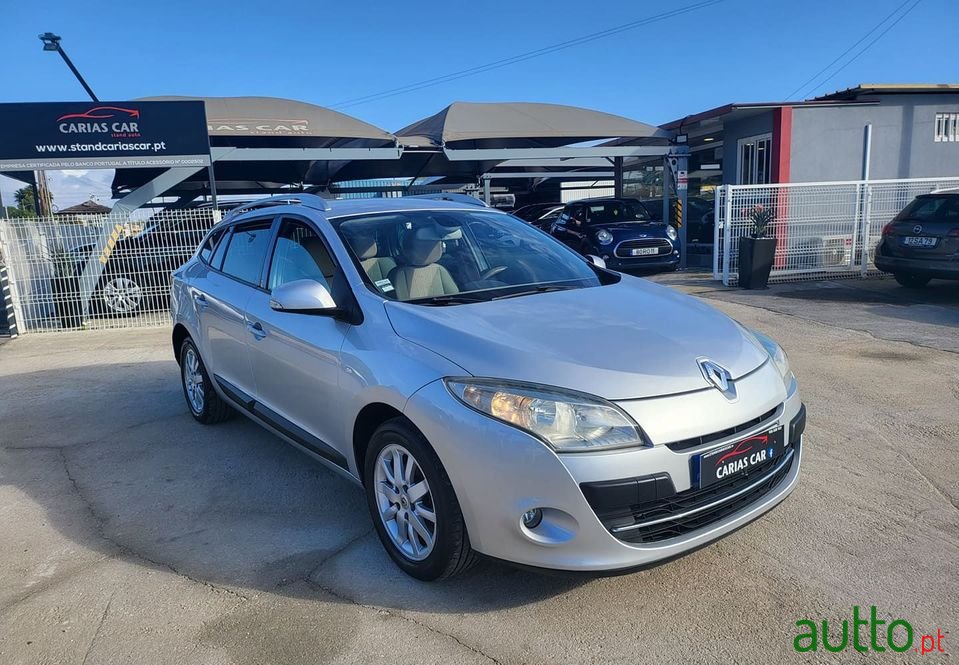 2010' Renault Megane Sport Tourer photo #2