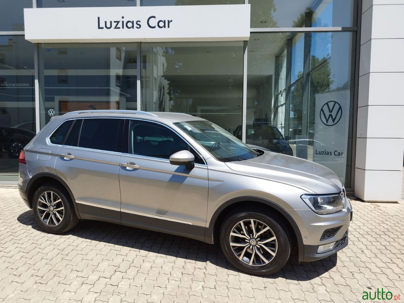 2016' Volkswagen Tiguan photo #2