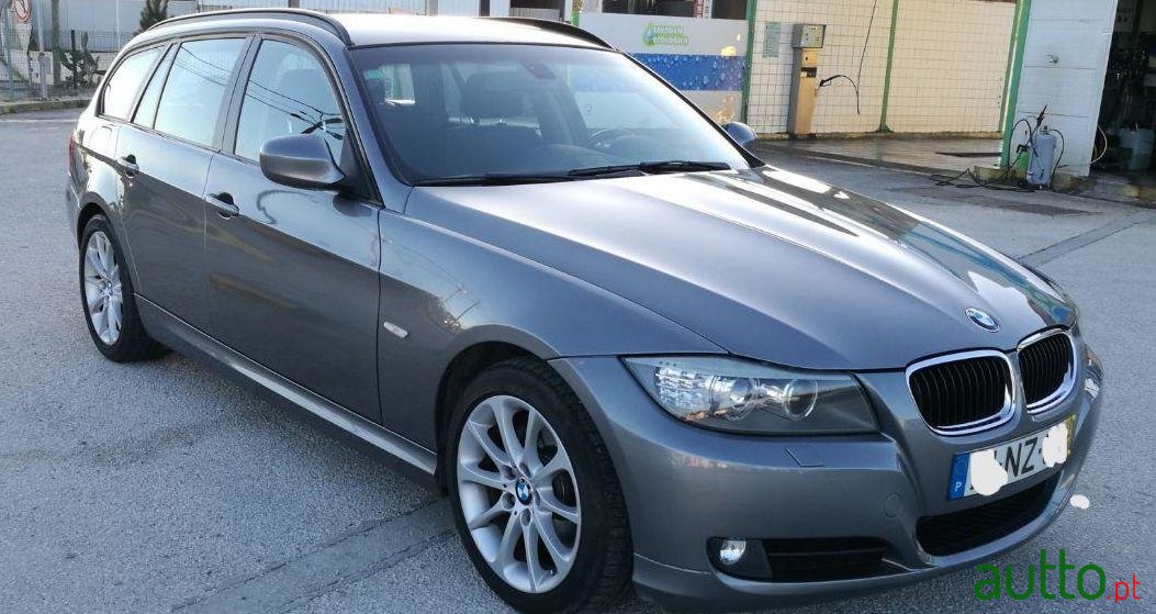 2010' BMW 320 Touring photo #3