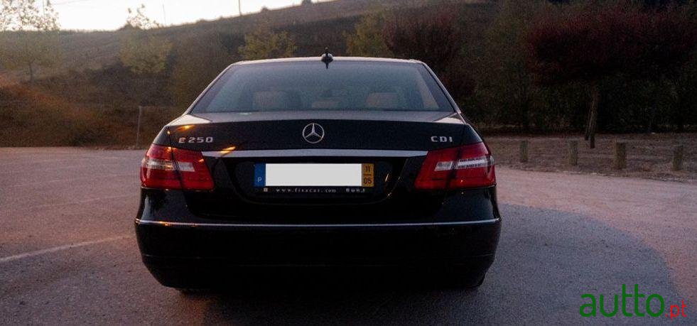 2011' Mercedes-Benz E-250 photo #4