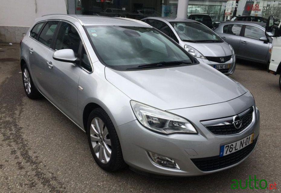 2011' Opel Astra Sports Tourer photo #1