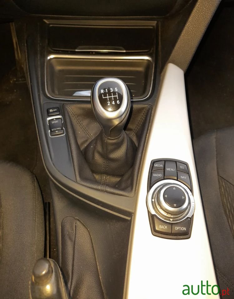 2013' BMW Série 3 D Touring photo #4