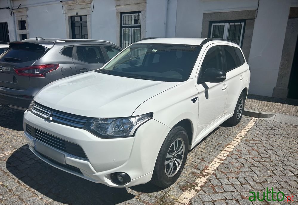 2014' Mitsubishi Outlander photo #3