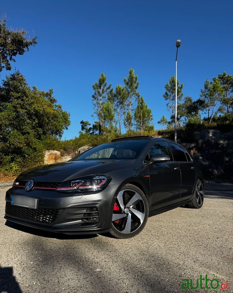 2019' Volkswagen Golf photo #2