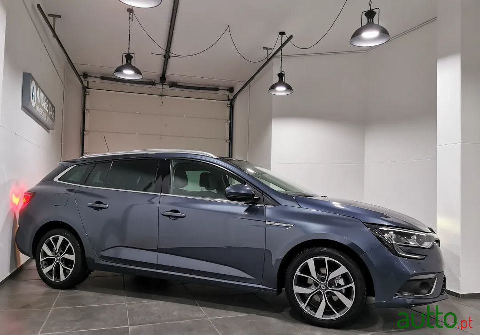 2017' Renault Megane Sport Tourer photo #3