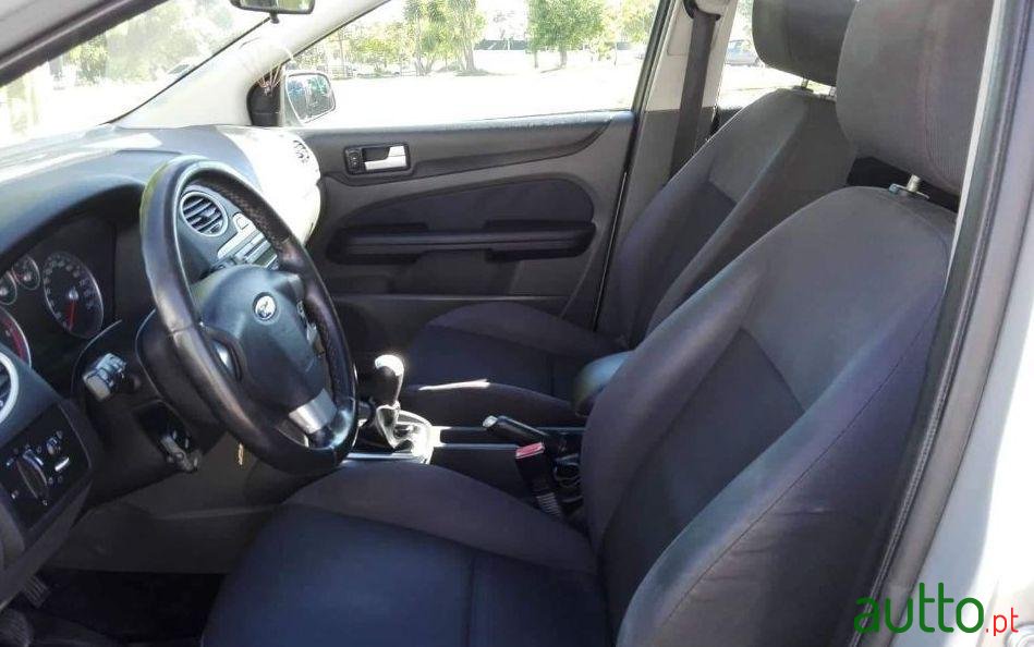 2005' Ford Focus Sw photo #1