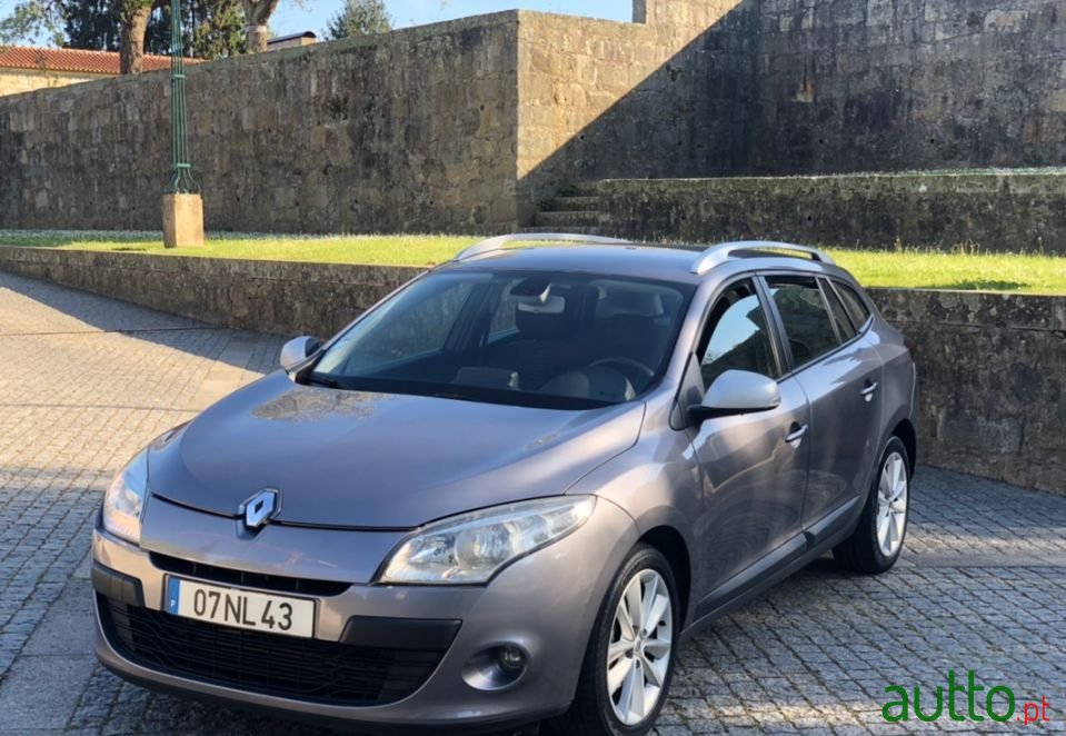 2010' Renault Megane Break photo #1