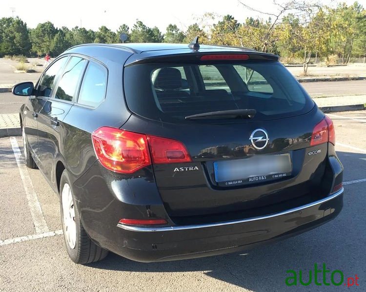 2013' Opel Astra Sports Tourer photo #3