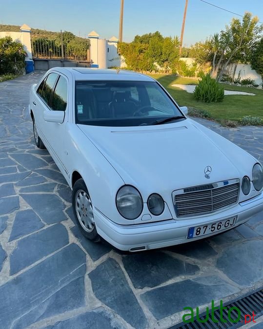 1996' Mercedes-Benz E-220 photo #1