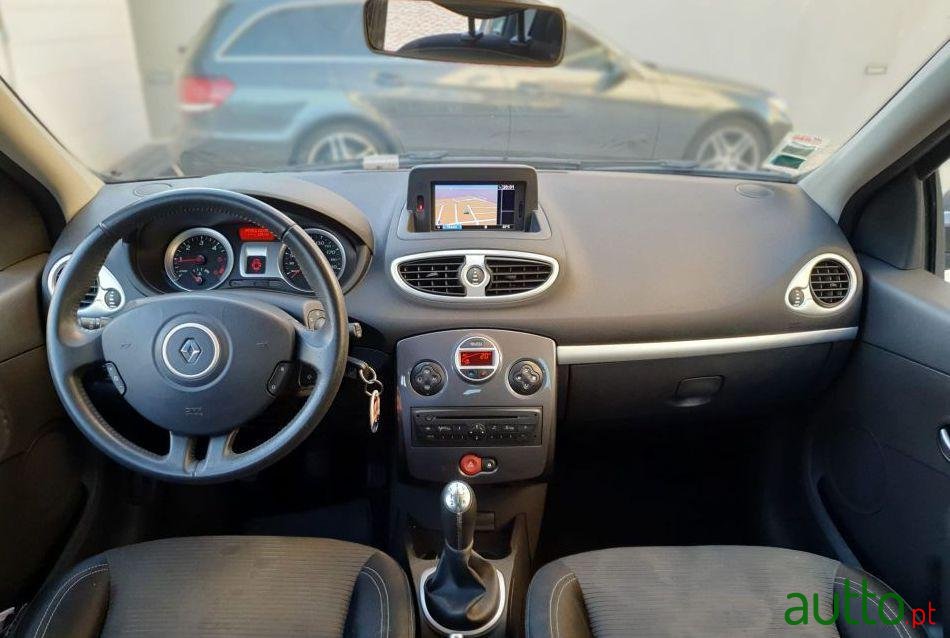 2012' Renault Clio photo #1