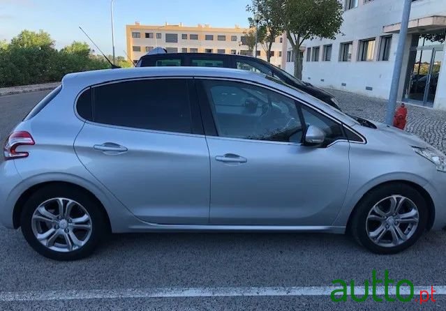 2012' Peugeot 208 1.4 Hdi Allure photo #1