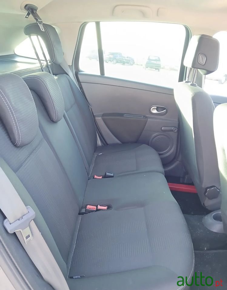 2011' Renault Clio Break photo #6