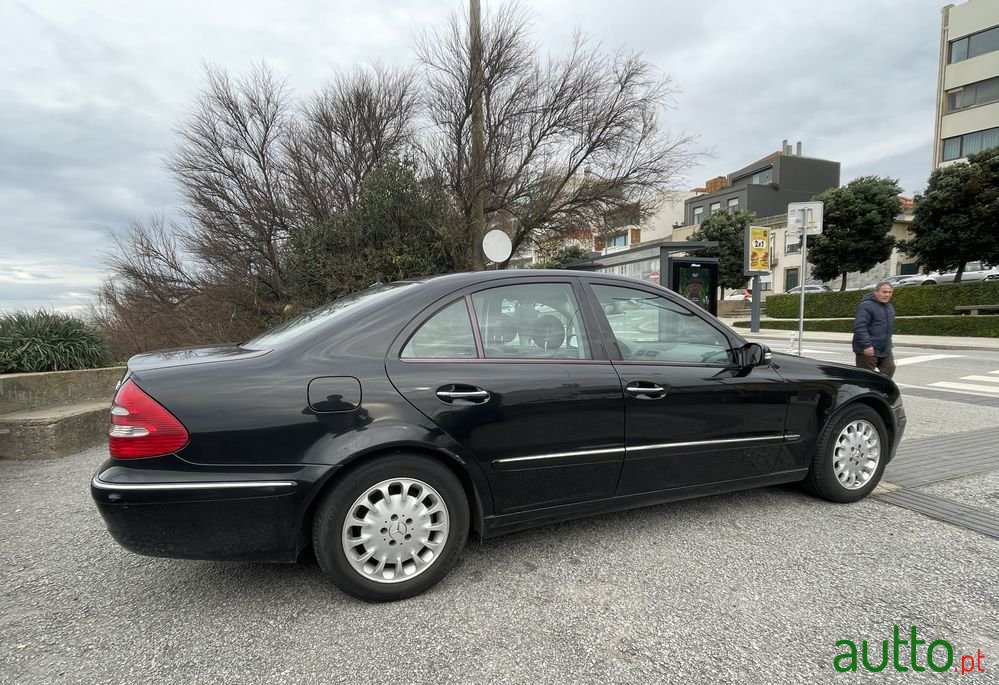 2004' Mercedes-Benz E 220 photo #4