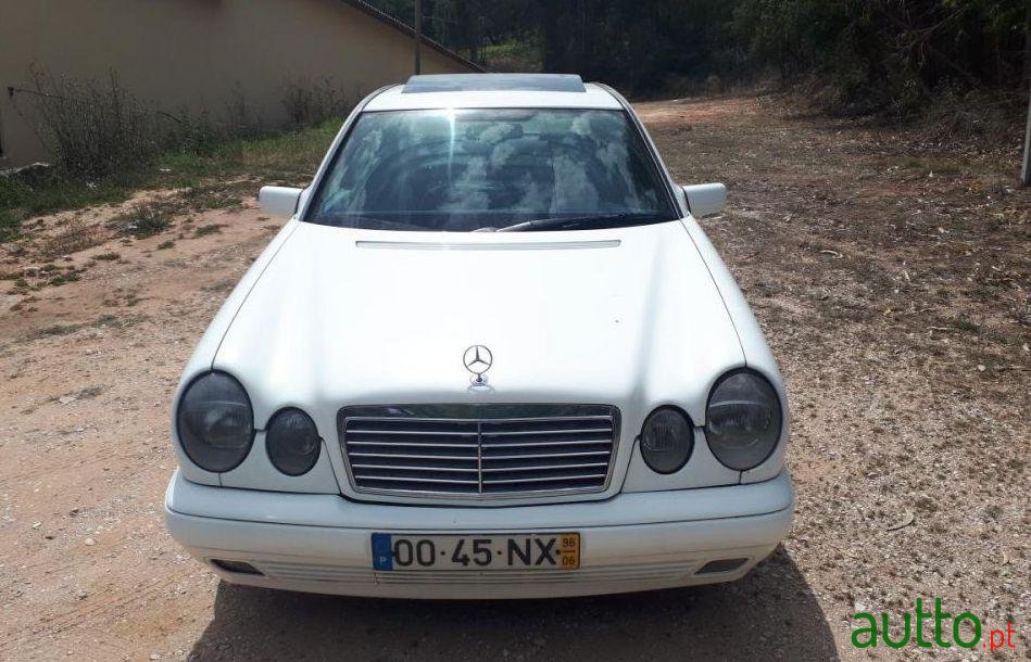 1996' Mercedes-Benz E-220 Elegance photo #1
