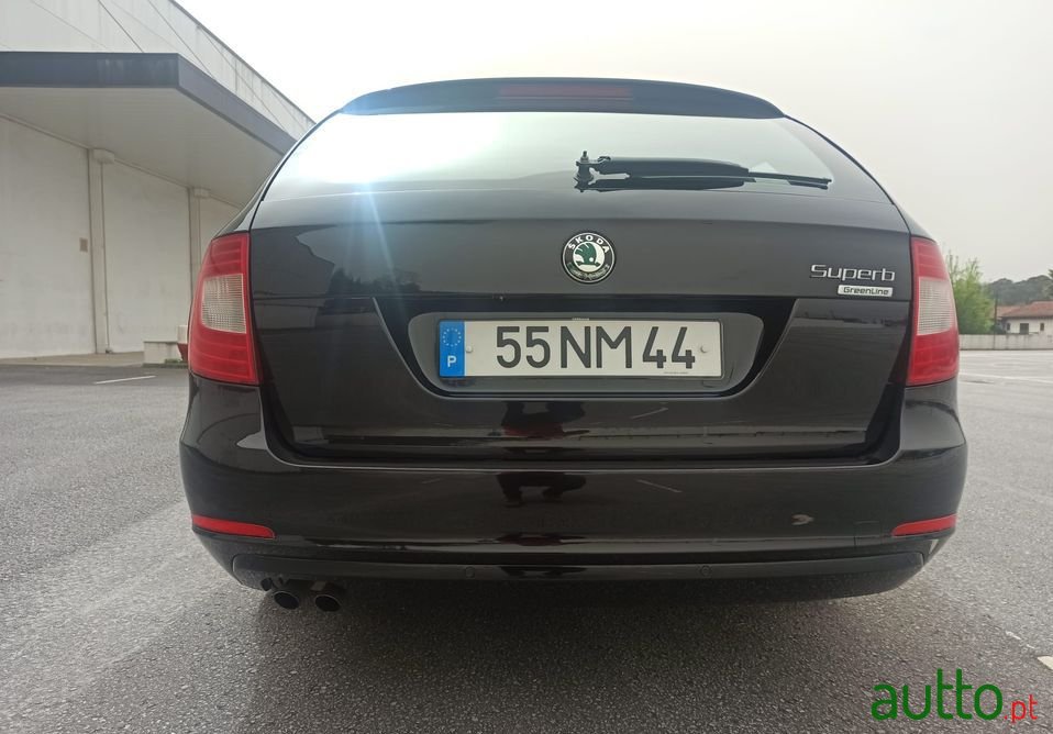 2013' Skoda Superb Break photo #2