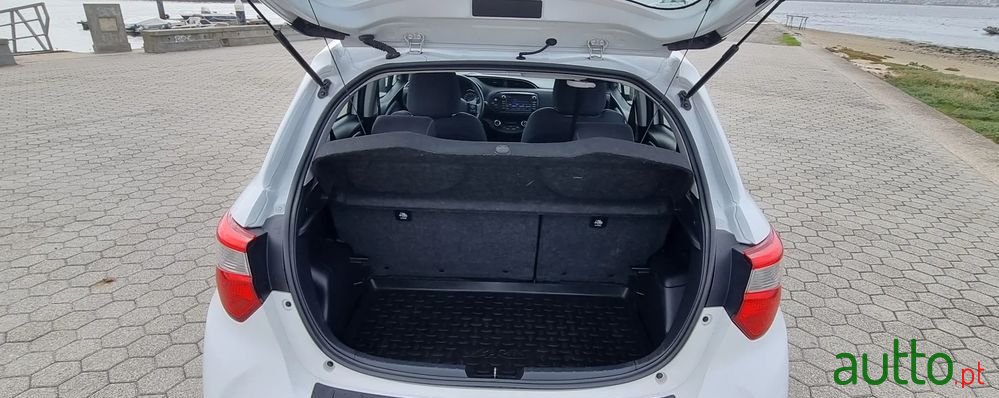 2017' Toyota Yaris photo #5